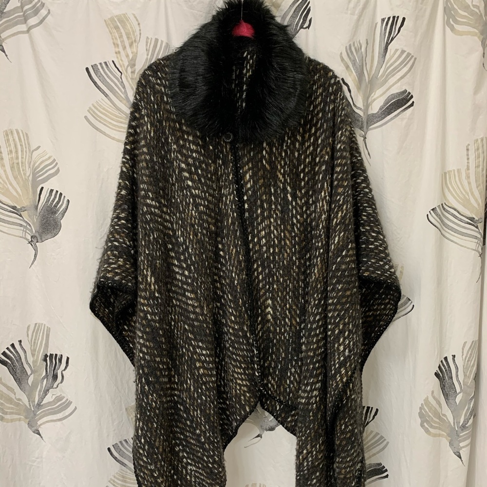 NWOT Steve Madden shawl wrap OS fur lined